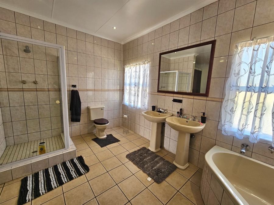 4 Bedroom Property for Sale in Jim Fouchepark Free State